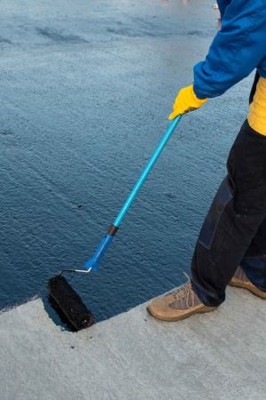 uzun-firca-ile-likit-malzeme-suren-isci